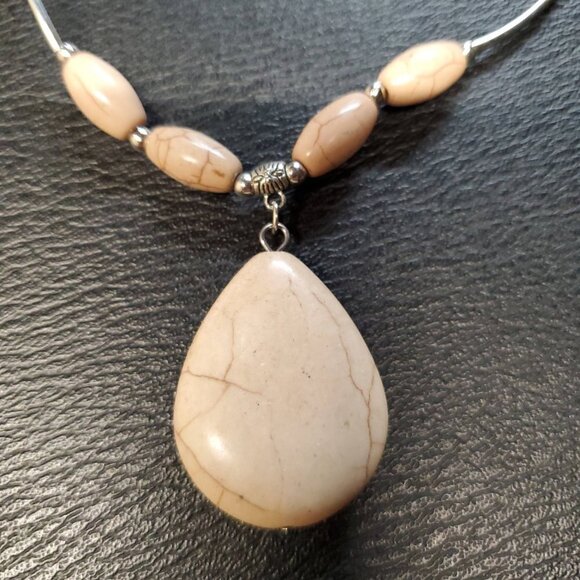 🏆Natural Howlite Stone Tear Drop Silver Tone Pendant Necklace - Picture 3 of 5